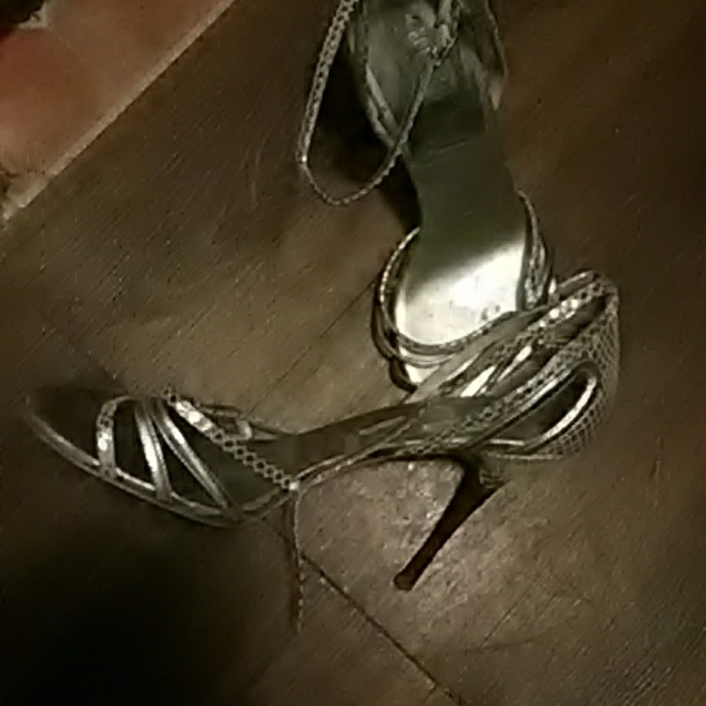 Silver metallic G Guess shoes by Marcianuess shoes